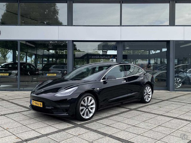 Tesla Model 3 4