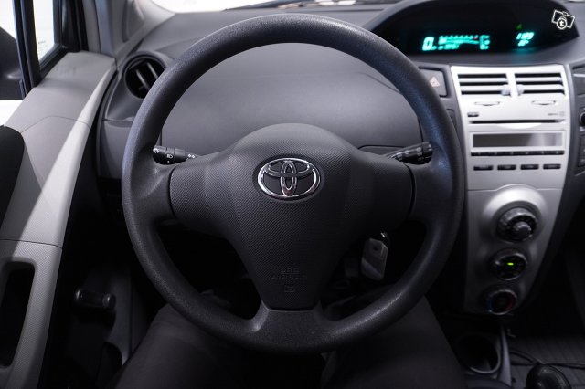 Toyota Yaris 16