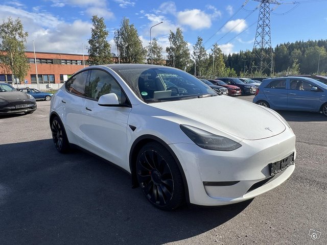 Tesla Model Y 2