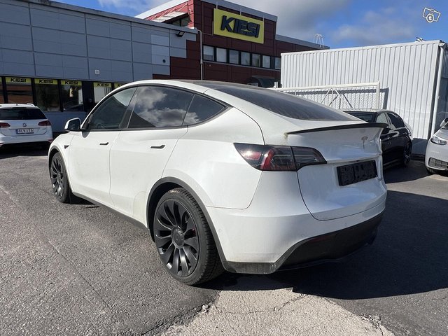 Tesla Model Y 4