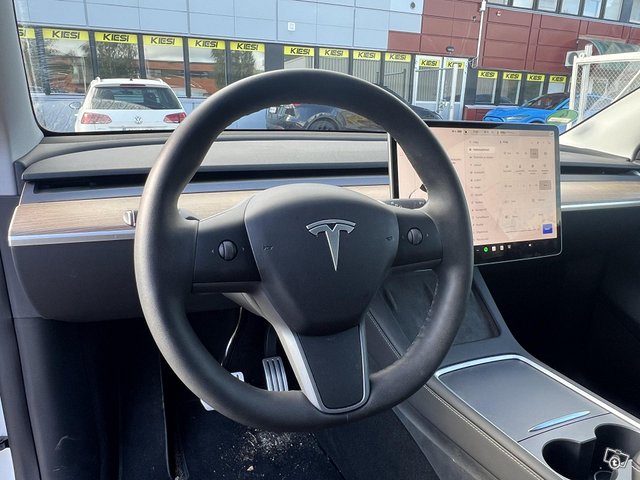 Tesla Model Y 6