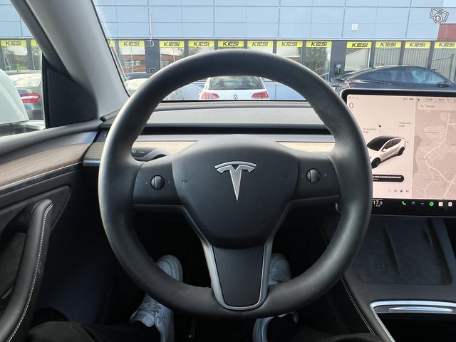 Tesla Model Y 7