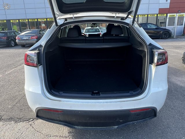 Tesla Model Y 16