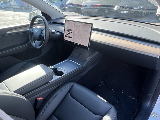 Tesla Model Y 18