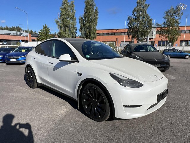 Tesla Model Y 2