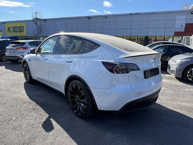 Tesla Model Y 4