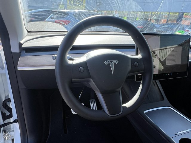 Tesla Model Y 7