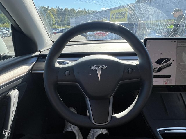 Tesla Model Y 8