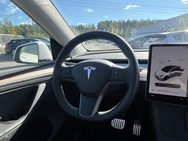 Tesla Model Y 15