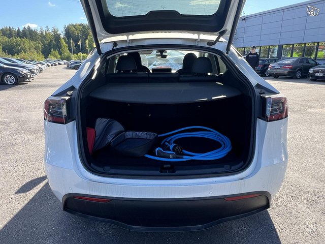 Tesla Model Y 16