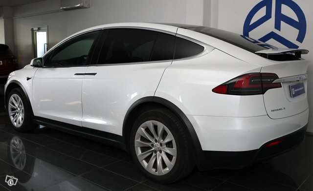 Tesla Model X 3