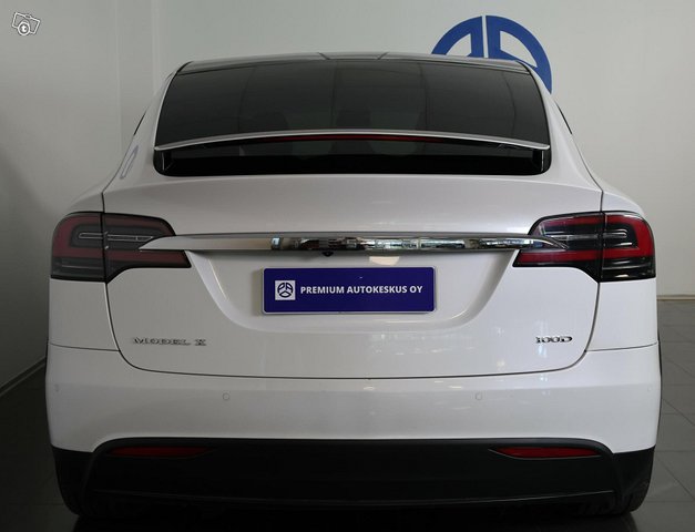 Tesla Model X 4