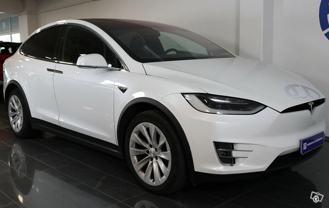 Tesla Model X 7