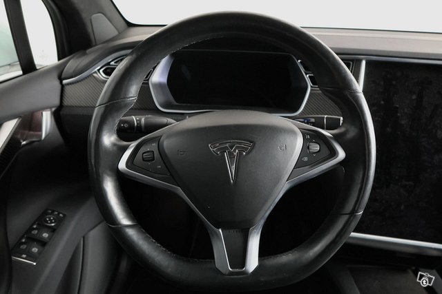 Tesla Model X 18