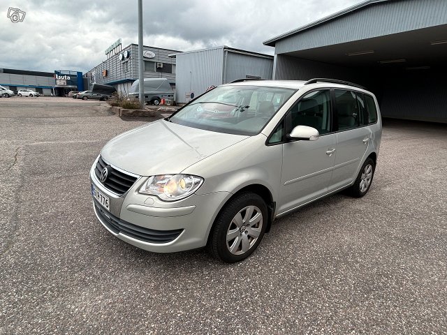 VOLKSWAGEN Touran