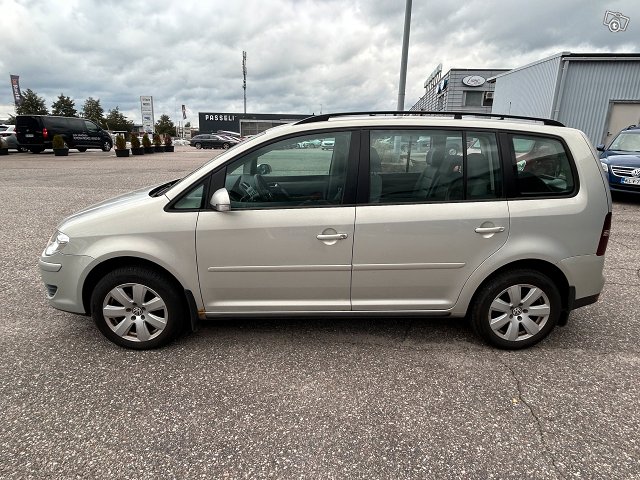 VOLKSWAGEN Touran 2