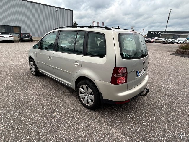 VOLKSWAGEN Touran 3