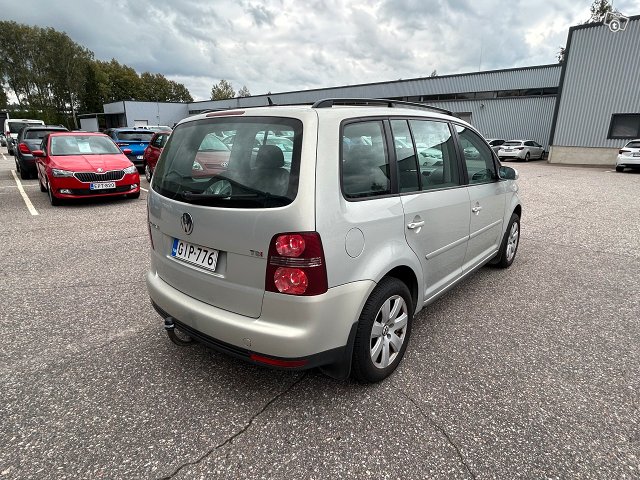 VOLKSWAGEN Touran 5