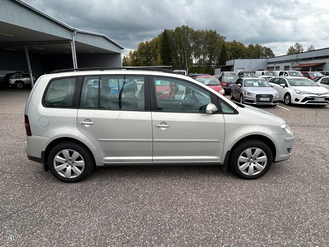 VOLKSWAGEN Touran 6