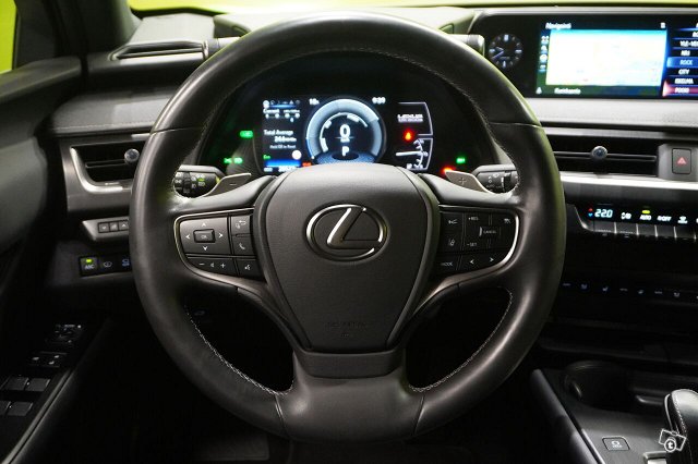 Lexus UX 14