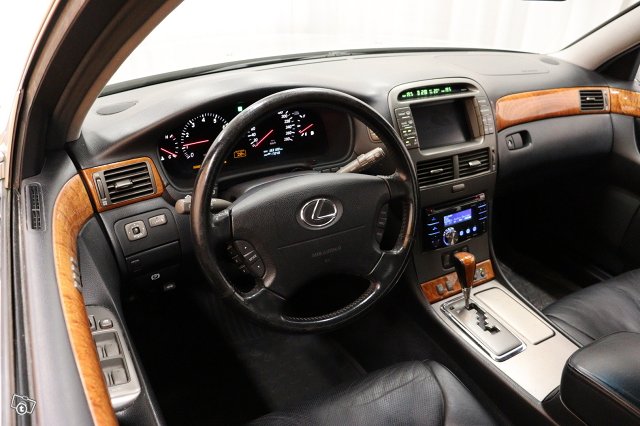 Lexus LS 18