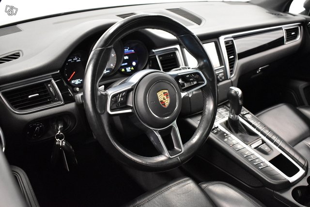 Porsche Macan 16