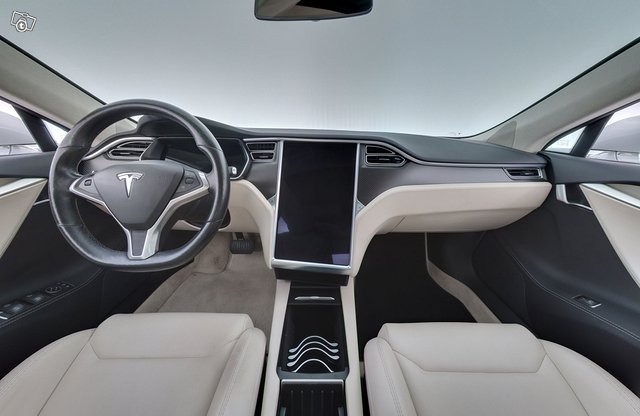 Tesla Model S 11