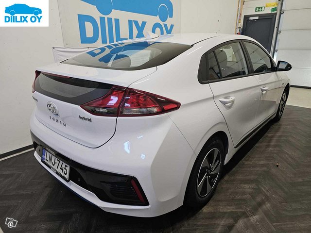 Hyundai Ioniq Hybrid 3