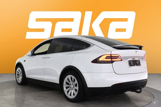 Tesla Model X 4