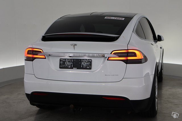 Tesla Model X 7