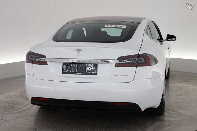 Tesla Model S 9