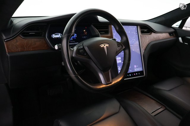 Tesla Model S 11