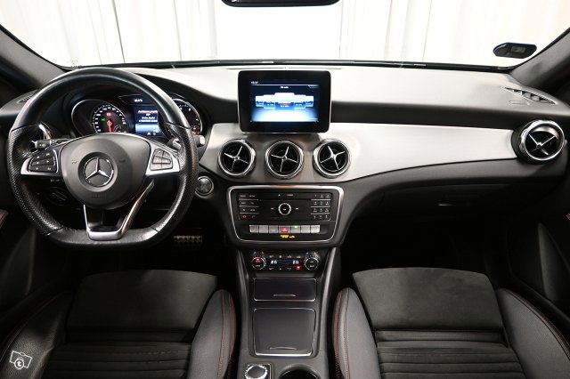 Mercedes-Benz GLA 11