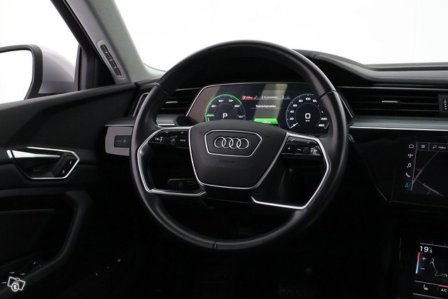 Audi E-tron 17