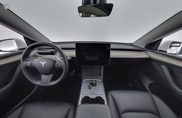 Tesla Model Y 8