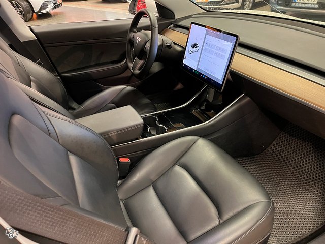 Tesla Model 3 6