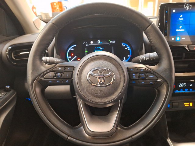 Toyota Yaris Cross 8