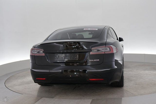 Tesla Model S 10