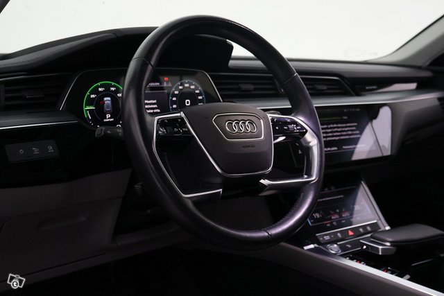 Audi E-tron 18