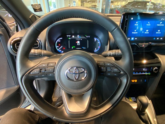 TOYOTA Yaris Cross 15