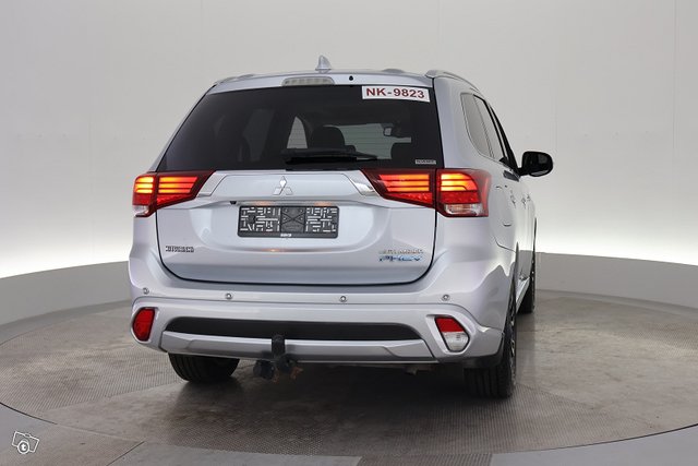 Mitsubishi Outlander PHEV 10