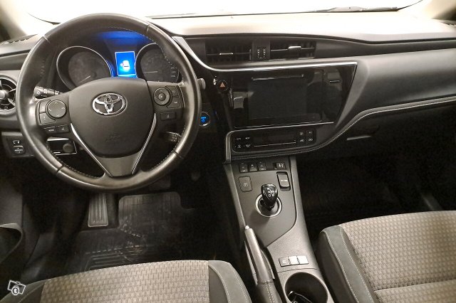 TOYOTA AURIS 7