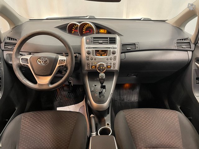 Toyota Verso 10