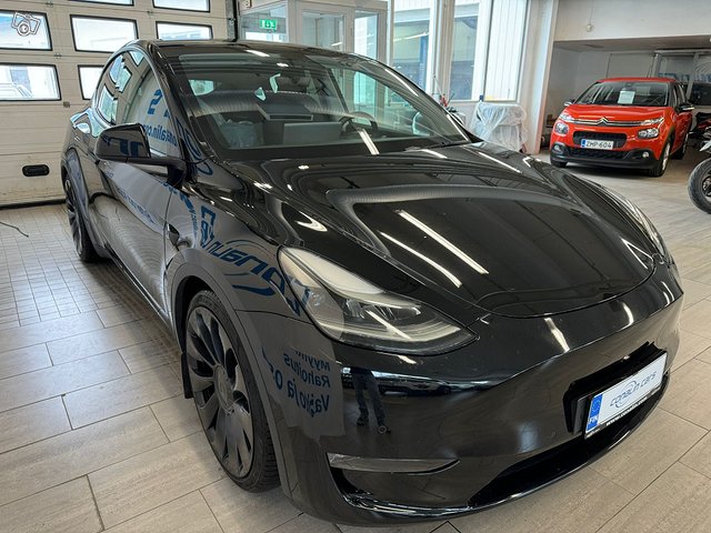 Tesla Model Y 4