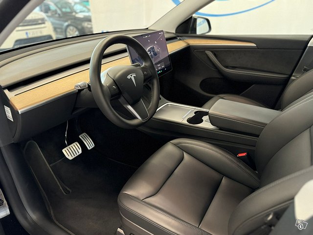 Tesla Model Y 6