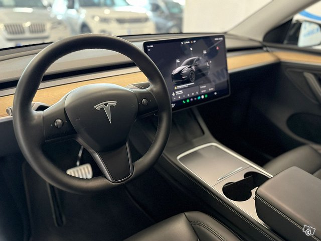 Tesla Model Y 7