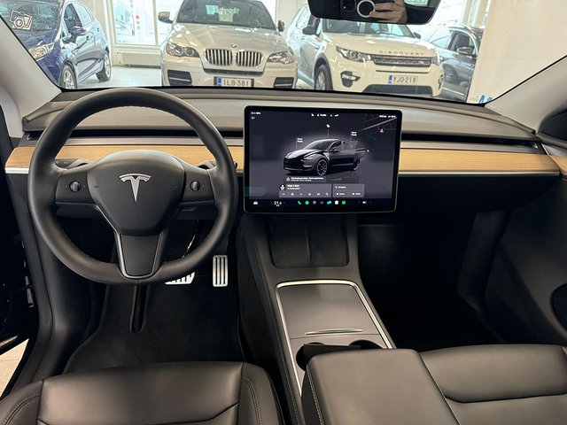 Tesla Model Y 8