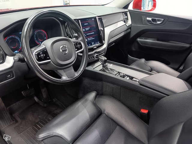 VOLVO XC60 8