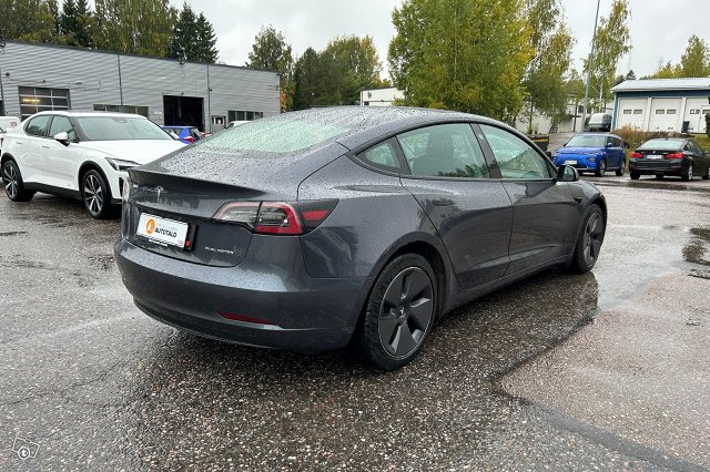 Tesla Model 3 4