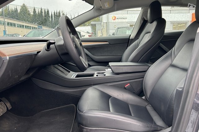 Tesla Model 3 8